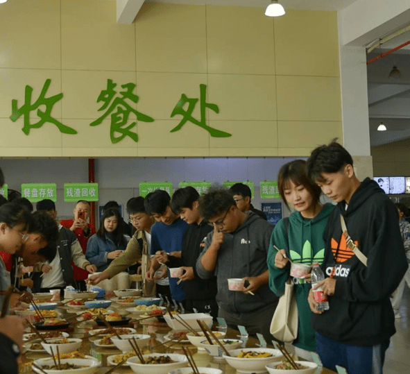 武昌理工学院食堂开展"美食品评会"邀请学生免费品尝美食