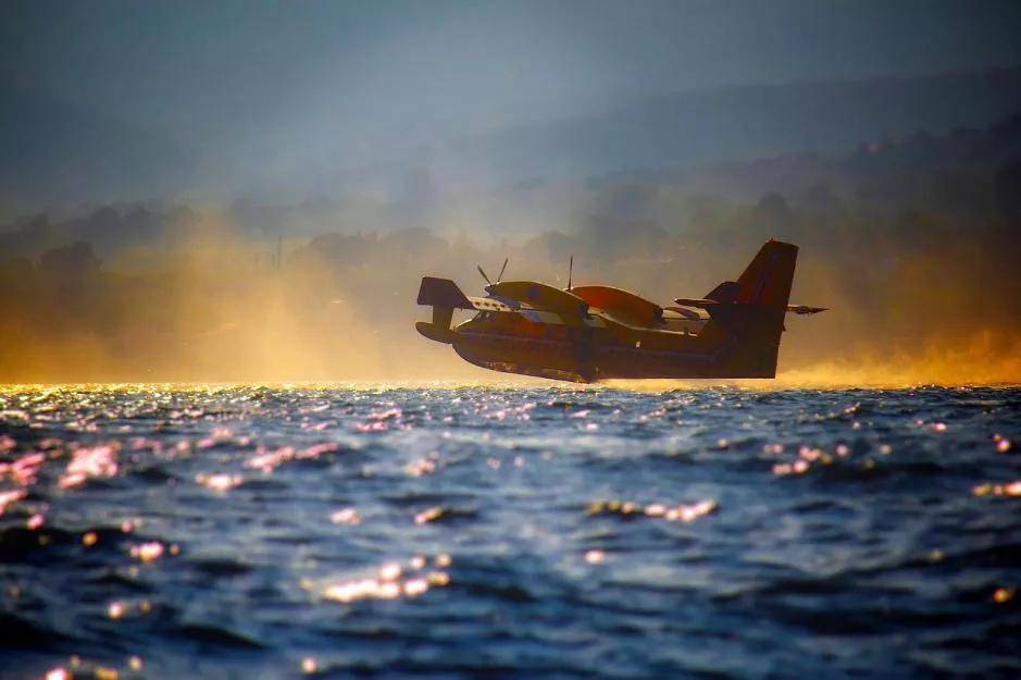 上天为鲲鹏,入海为蛟龙!鲲龙ag600水陆两栖飞机在空中