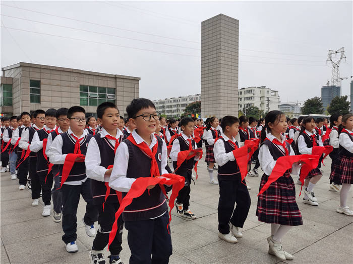 盱眙县第一小学:630名新生光荣加入中国少年先锋队