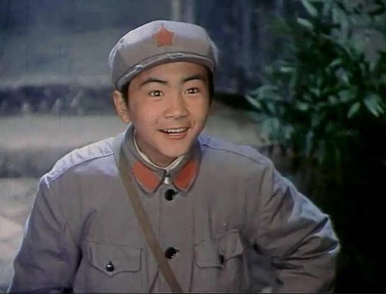 虽然那时候洪家的条件还不错, 而且洪剑涛小小年纪就开始赚片酬, 但