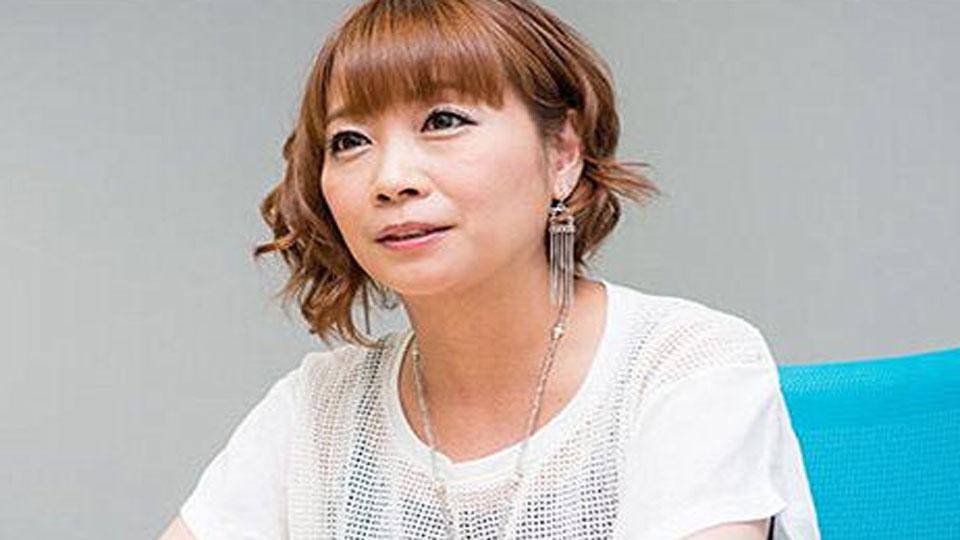 虽然现在的 竹内顺子老师已经年近 50了,可当年第一次给 鸣人配音的
