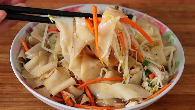 早餐别老一套了,教你馄饨皮新吃法,一切一拉,孩子爱吃