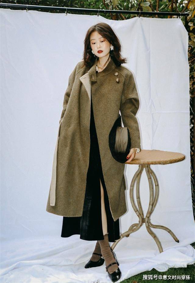 原创中年女人会打扮才不显老!4种裙子的秋冬搭配法,洋气保暖好减龄