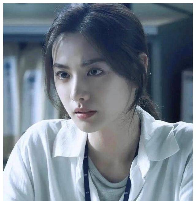 她曾获"亚洲最美女星"称号,外表不算惊艳,却气质绝佳