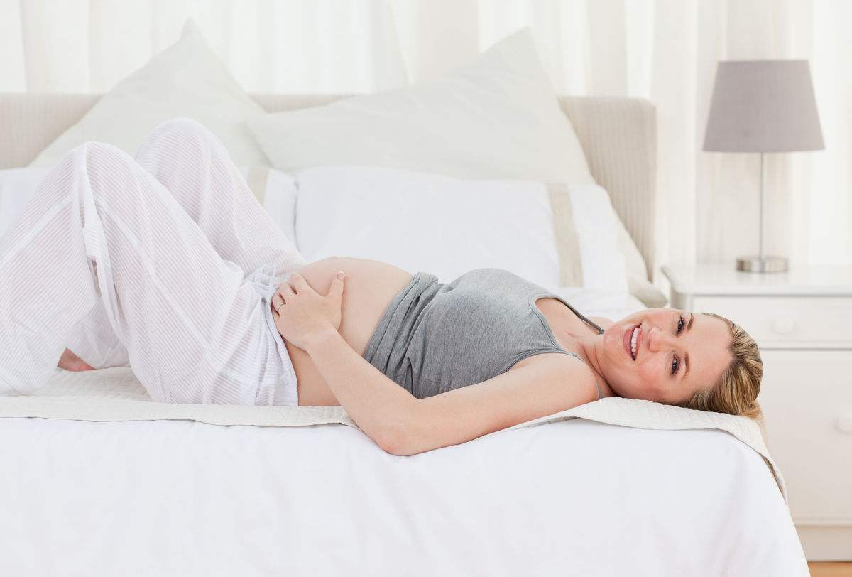 孕晚期这两种睡姿不可取,既容易导致孕妇抽筋,还会影响胎儿发育