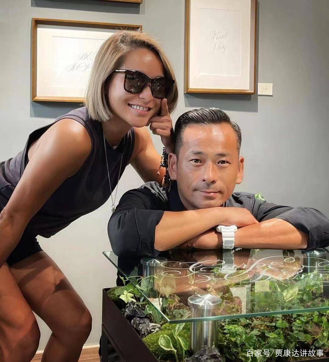 原创洗米嫂与丈夫巡视店铺晒恩爱合影,笑称洗米华为"老板"尽显甜蜜