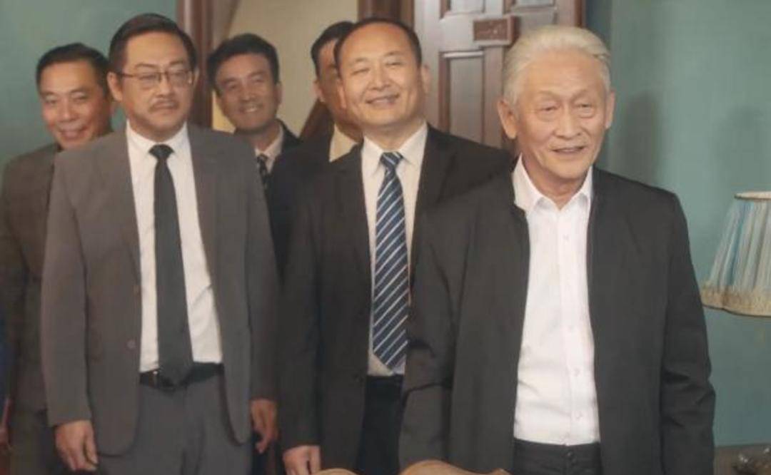扮演四叔公的演员名叫巩金国,曾是国内一家房地产上市公司的工程总监