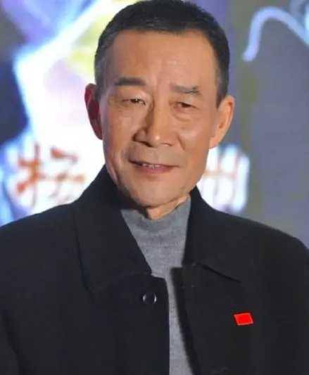 老戏骨李雪健公开为儿子李亘打call他现在的资历够格做导演了