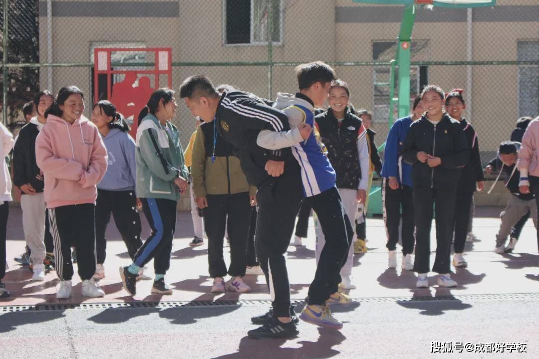 成都高新实验中学陶占东老师为孩子们上体育课▲成都高新实验中学