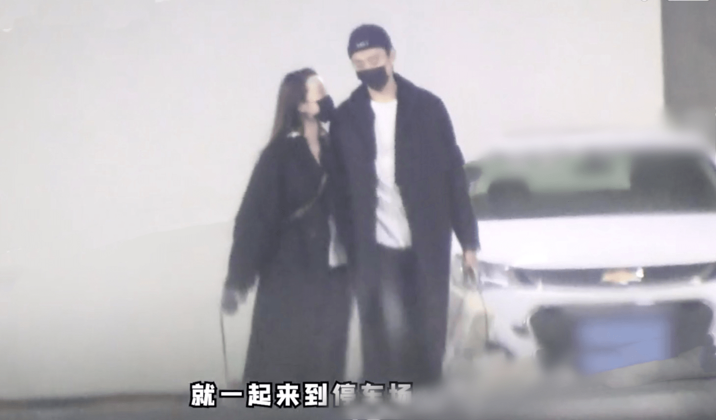 原创于小彤携女友逛商场女方主动贴近牵手男友交往半年感情稳定