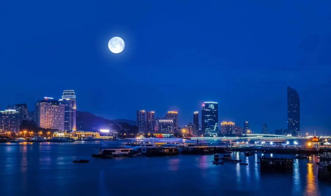 刷屏朋友圈的100个最美月亮美哭了今天想借你3分钟一起欣赏