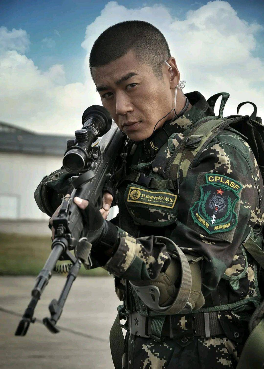 《我是特种兵》系列他全部都参与,除了饰演的王艳兵初期是略带屌丝范