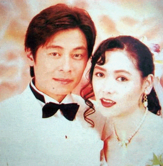 之后,王杰同莫绮雯闪婚,可两人婚姻并不持久.