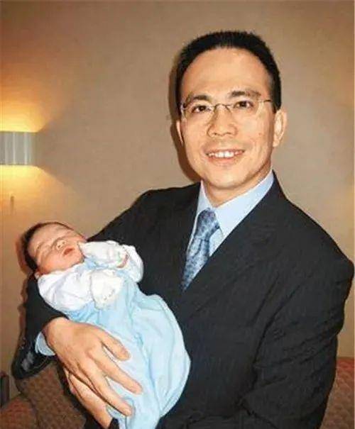 李大少开着劳斯莱斯,在20亿豪宅迎娶王富信,大家这才看了她的真面目.