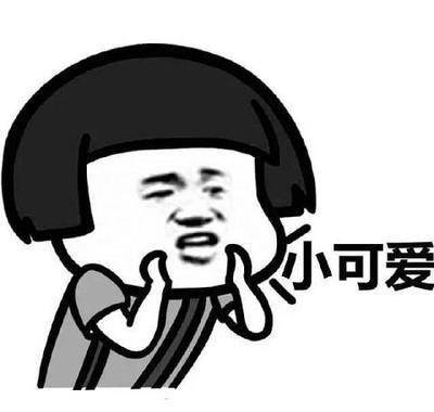 贾静雯穿大大的长卫衣和黑色短裤,丸子头随意,正在被不露脸的修杰楷