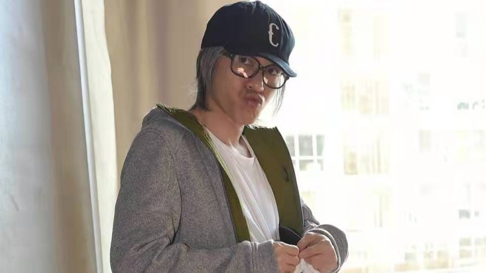 周星驰与张晓琪成忘年交女方仅17岁二人曾被误认成爷孙恋