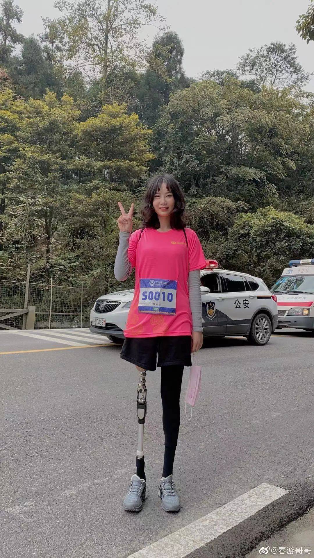 原创超飒那个跑马拉松的汶川地震女孩用机械腿走秀惊艳时装周