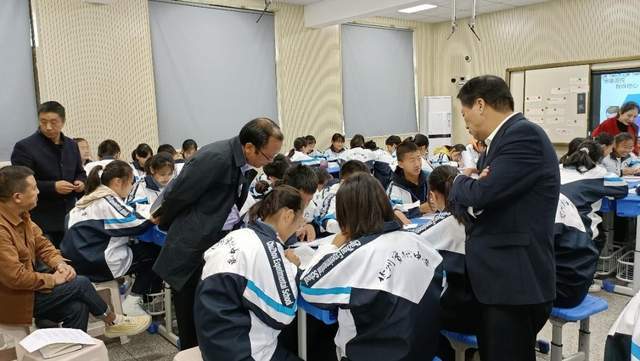 工作暨特色学校创建研讨中,楚州实验中学副校长陆春雷就《淮安区初中