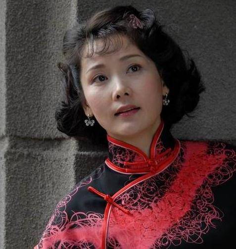 比如百花奖最佳女配,此外何赛飞还是上海滑稽剧团的一名演员
