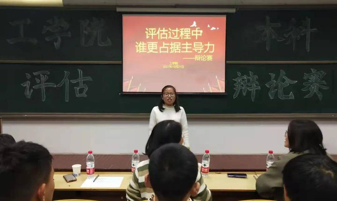 中场休息时,雷林涛同学演唱了歌曲《戒烟,现场氛围高涨.