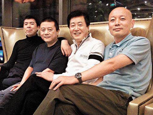 一路上冯小刚对剧本的事情只字不提,拉着叶京在场的三个人一起玩扑克