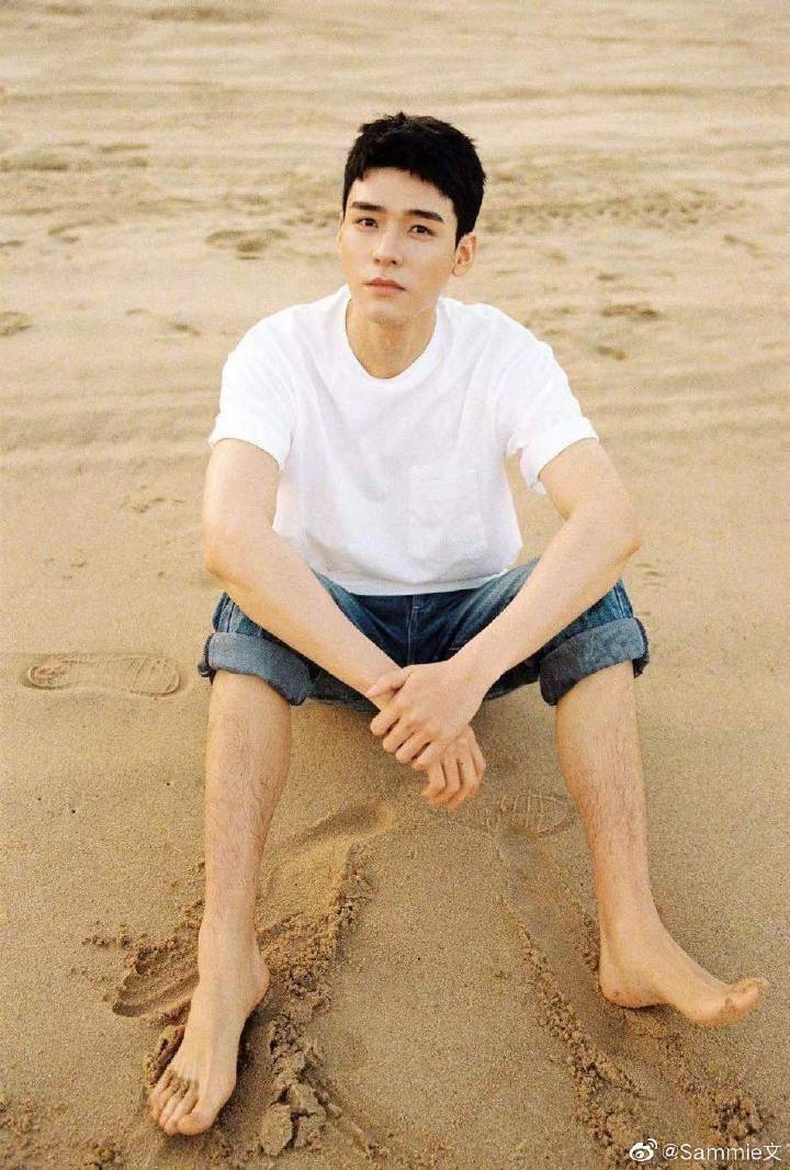 如果说2021年最火的艺人是谁,龚俊的该有一席之地.