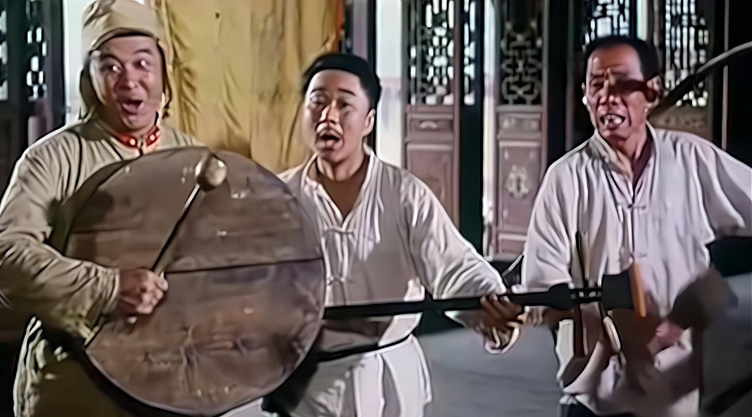 记得小时候看电影《巧奔妙逃》时,被里面的一首经典神曲《弹棉花》