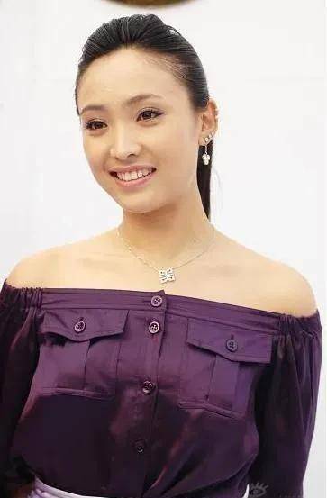白静几乎片约不断,并在2010年成功主演电影《功夫咏春》,并被誉为著名