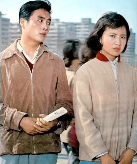 80年代美女影星高英,从红极一时到回归平淡,她这样的选择对吗?