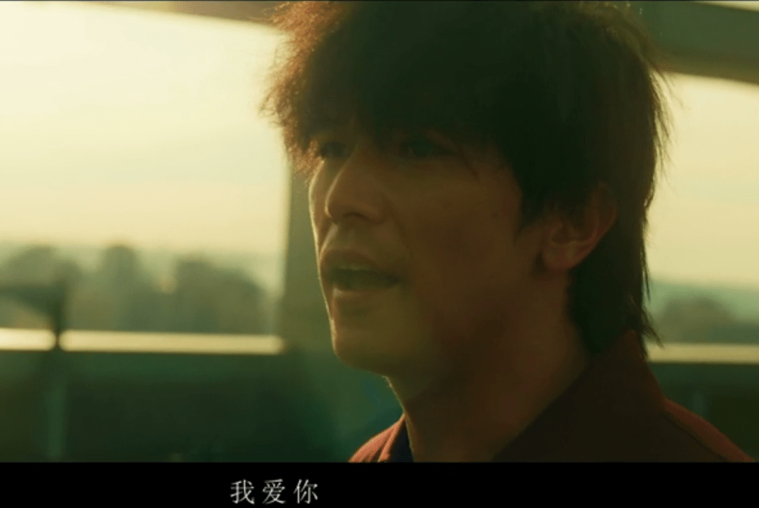 我爱你捏~在对方生气后,为挽回爱人,他试图学着偶像剧一样感动对方
