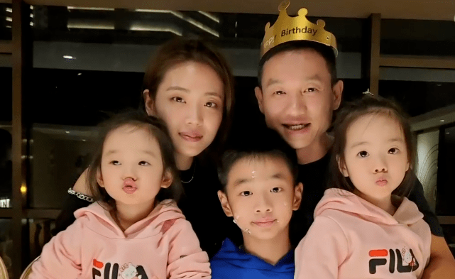 杨云晒照庆结婚13周年,杨威将老婆揽入怀中甜蜜相依,好幸福