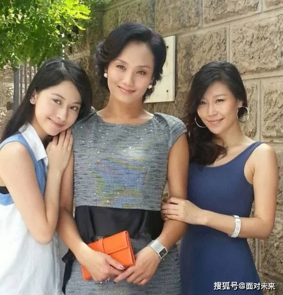 "儿子"是当红明星,女儿是奥运冠军,51岁的她是真正