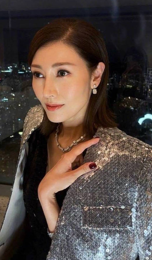 李嘉欣51岁美貌依旧 直言晒美照让粉丝多包容