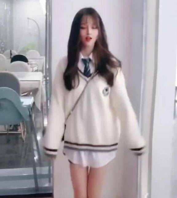 抖音"漫画腿"小姐姐火了,萝莉穿搭更可爱,网友:迷人的小妖精