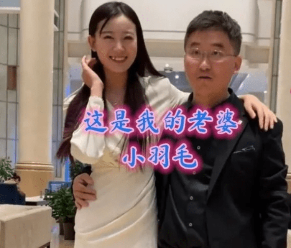 三年前,姜涛收了19岁的小羽毛为徒,从那时起,小羽毛只要直播,就一定会