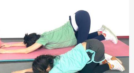 章子怡带女儿秀一字马!身材婀娜细腿瞩目,醒醒太可爱