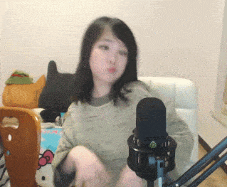 那一年冯提莫在互联网上火得一塌糊涂,后来被业界称作直播元年.