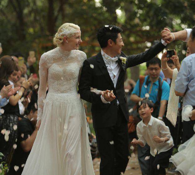 前年才和妻子李白在武汉磨山举行婚礼并且小撒还很年轻得到了主持人的