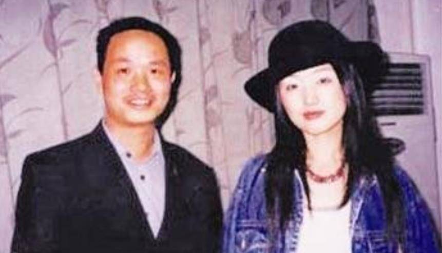 担任评委被怼,韦唯给她穿小鞋,歌手杨钰莹私下远比想得卑微_赖文峰