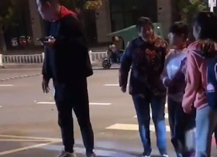 江苏男孩一记飞脚把女生踹倒,路人拉都拉不开,还不停
