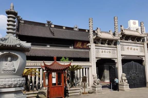 浙江宁波市区最大的一座寺庙,距今有1140年历史,在边