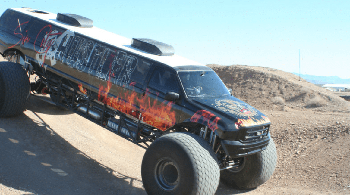 这台大越野车是穿行于沙漠的公交车,驾驶它的难度和开飞机差不多