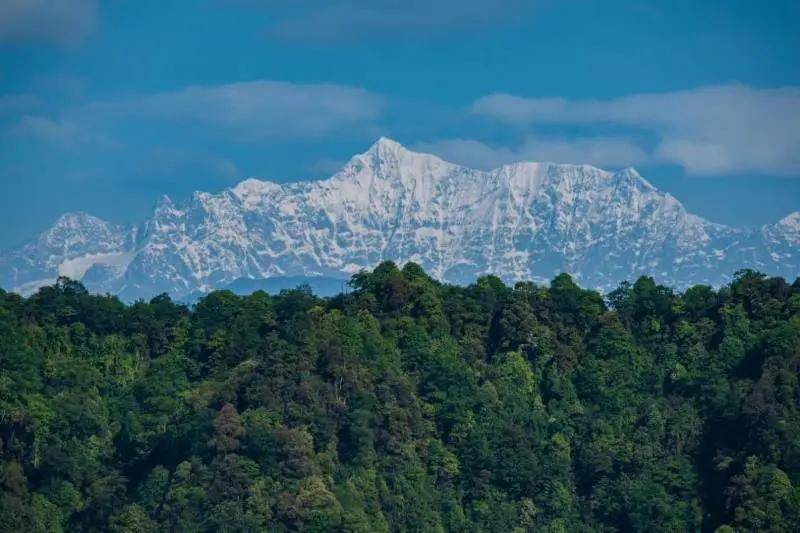 小雪纷初至,蔌蔌撒桌山_雅安