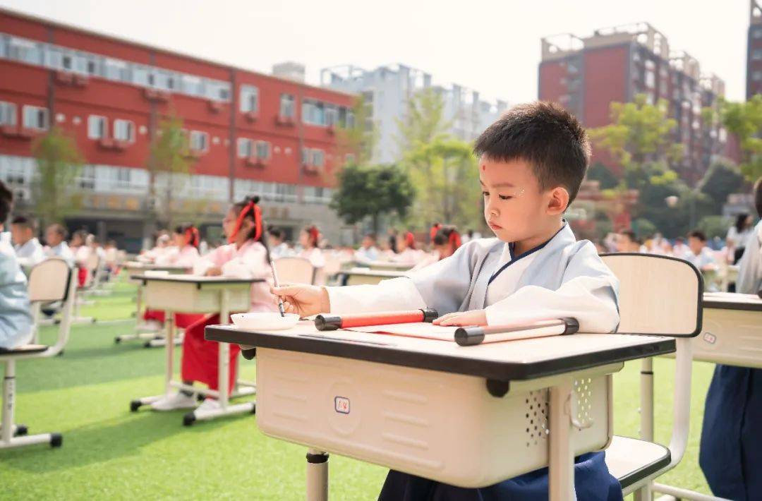 成都10所公办小学,10所民办小学校服大pk!哪一所