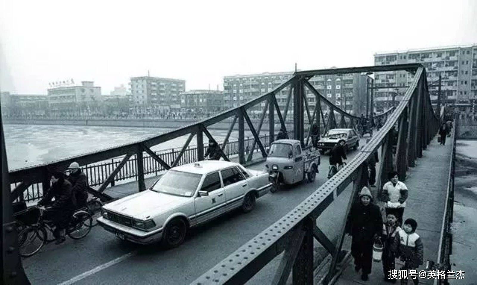 老照片:1989年天津历史情景!看下那时的城市状况,你见过没?_商业街