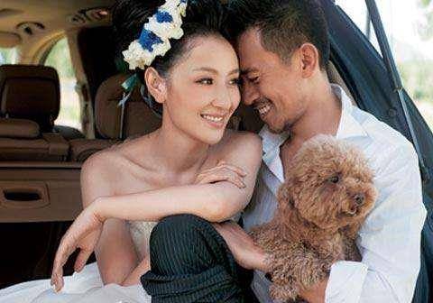 虽然现在的王学兵看起来沧桑了不少,但他的现任妻子比他小15岁,长相