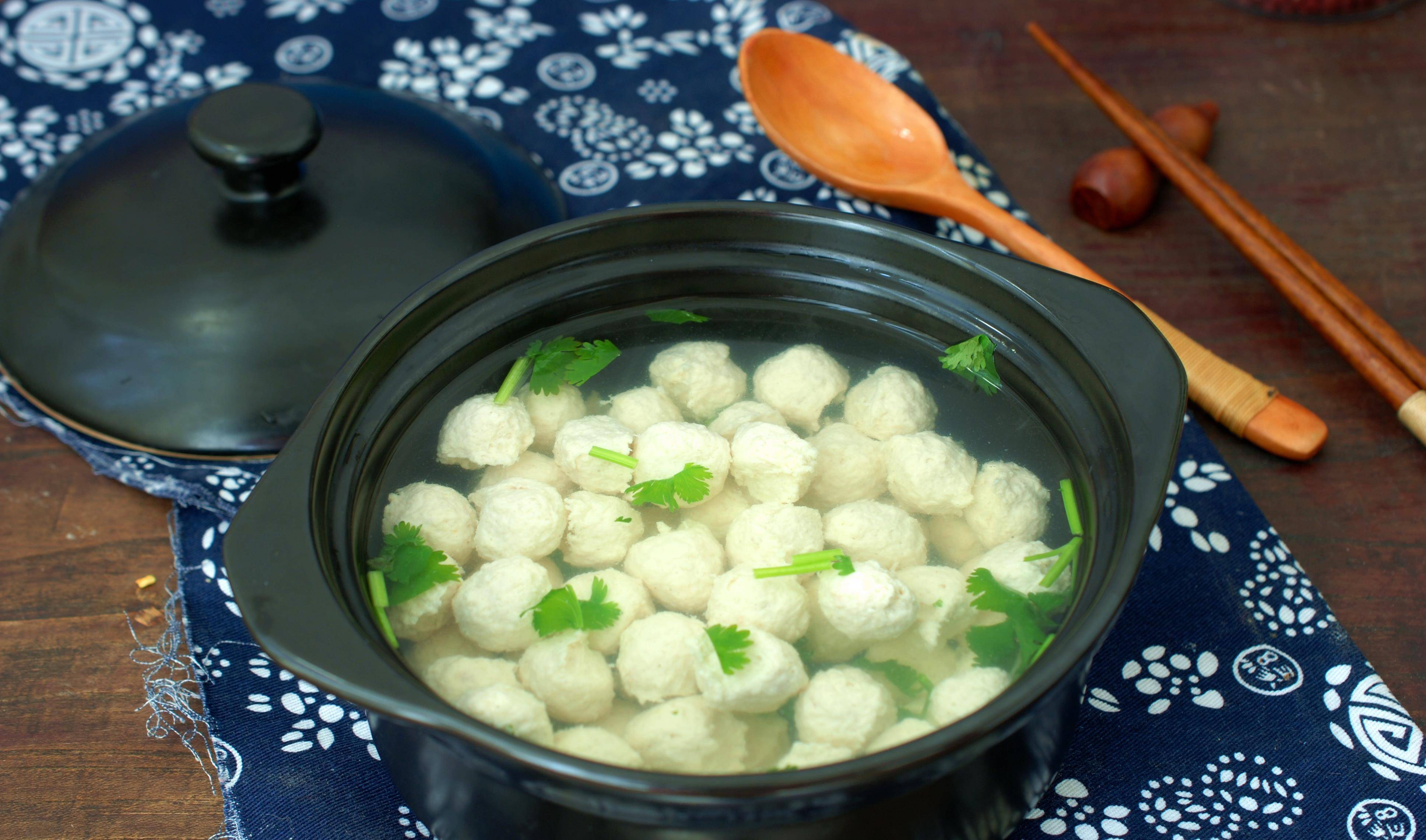 原创水汆鸡肉丸子,最忌开锅煮,这样做汤色清亮滋味鲜美,丸子q弹