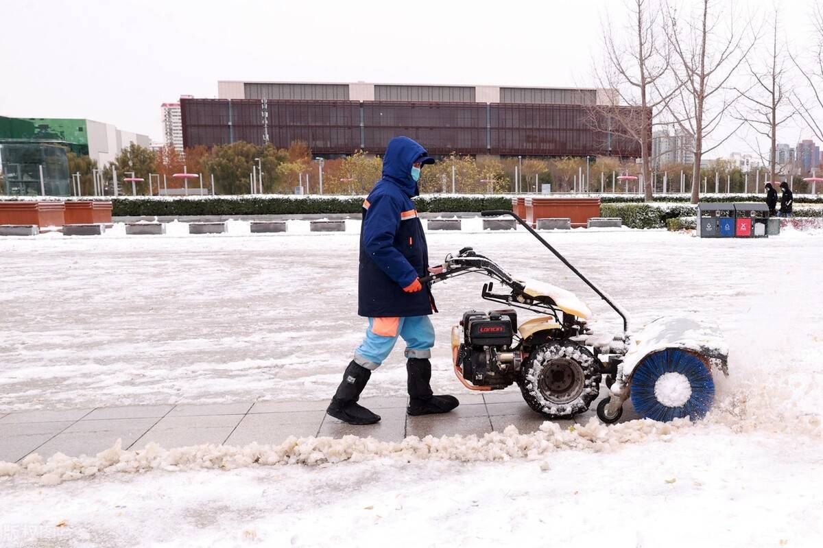 扫雪机,抛雪机,推雪铲哪个更适合用来除雪?