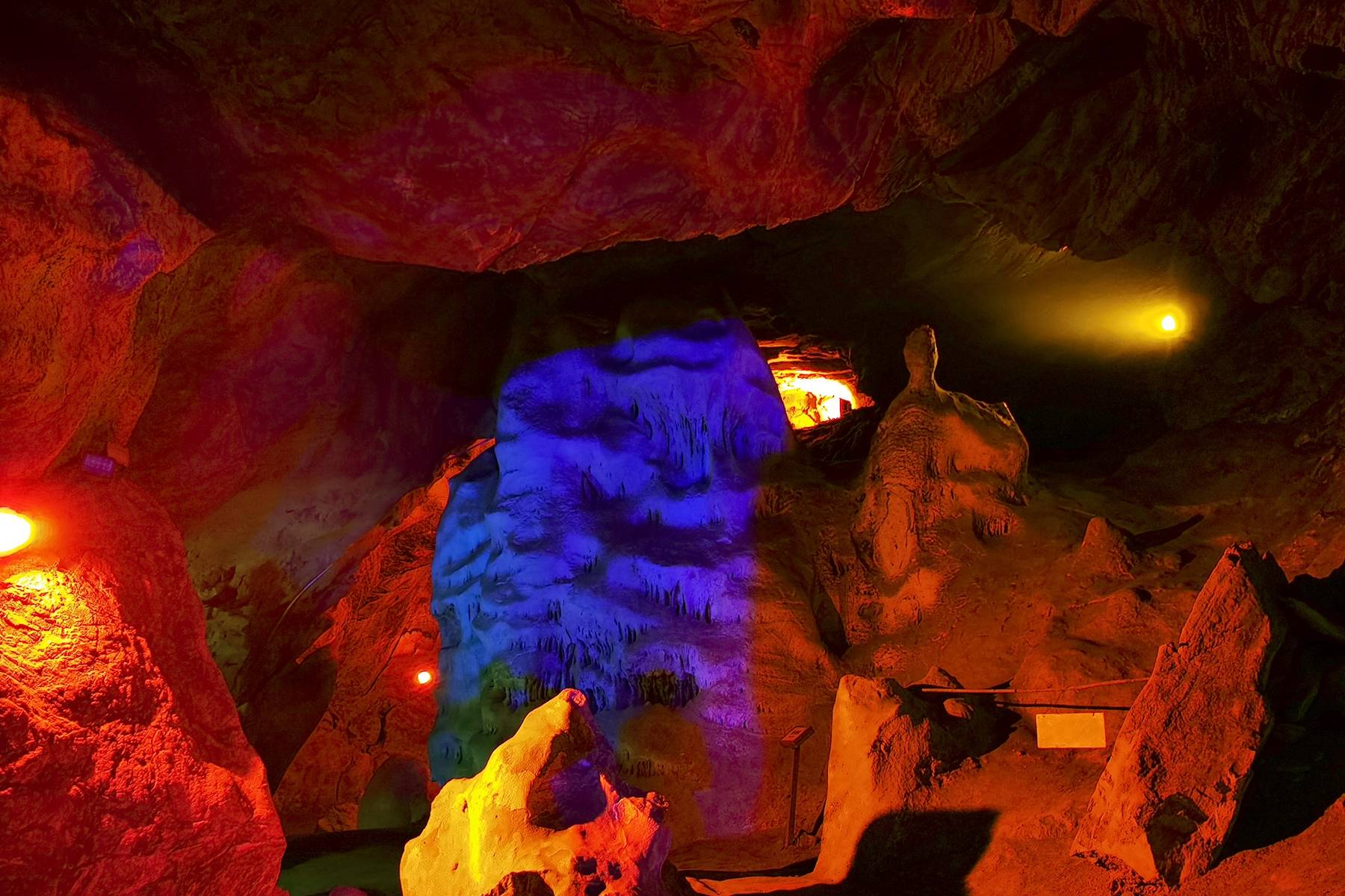 原创西安辋川溶洞,市民可免费观赏9000万年堆积的自然景观
