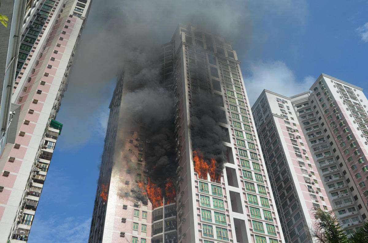 原创 高层建筑出现火灾时,后果有多严重?到底该往上跑还是该往下跑?